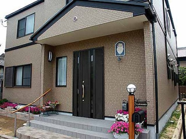 エントランスと花壇の外観 外観 暖かみのあるエントランスは、訪れる方々を穏やかに出迎えます。手入れされた花壇が彩りを添えています。