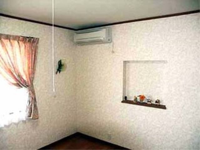 シンプルな居室 居室 エアコン完備の清潔な個室です。壁には小物を飾るための棚があり、個人の趣向を活かした空間作りができそうです。