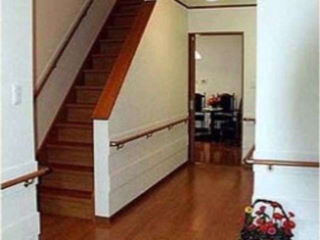 階段と廊下のスペース 廊下 広々とした廊下は、手すりも完備されており、安心して歩行できる設計になっています。明るく清潔感のある環境で、皆様の快適な職場です。