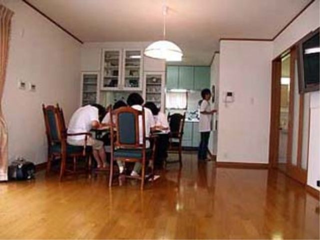 明るい共有ダイニングルーム ダイニング 多様な活動を行う快適なダイニングで、居住者の交流も見受けられます。スタッフの皆様の温かな支援が光る一幕です。