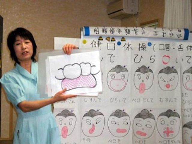 研修中の職員と教材 職員研修 明るく熱心に研修に取り組む職員がいる学習の場です。このようなサポート体制が、就業を考える上での不安を解消します。