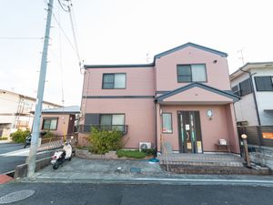 ピンクの壁の建物エントランス