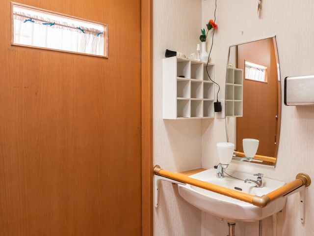 手すり付き洗面台 洗面台 安全性を考慮した設計の洗面台周りです。手すりが設置されており、安定した支えが得られます。