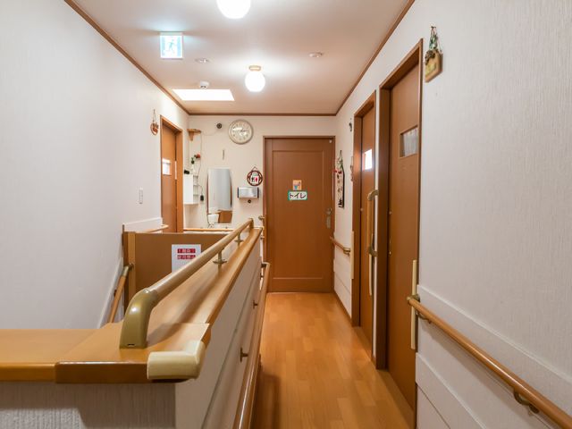 手すり付きの安全な廊下 廊下 手すりが完備され、明るく清潔な通路は、快適な移動空間を提供しています。安全に配慮された設計は、働く環境としても理想的です。