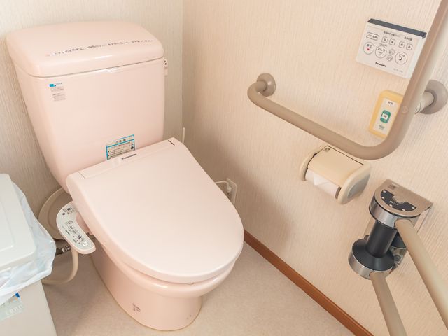 バリアフリー設計のトイレ トイレ 手すり完備の清潔なトイレです。安心してお使いいただける配慮がされています。