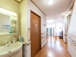 明るい廊下と洗面台