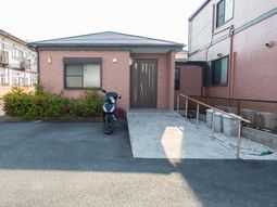 施設の外観と入口