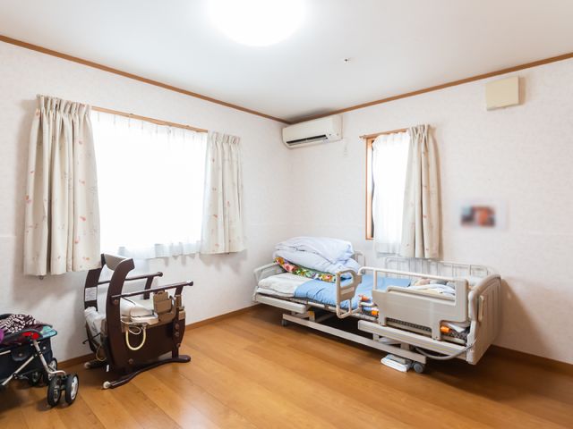 和室風の居室空間 居室 ゆとりある居室には大きな窓があり、柔らかな光が差し込んでいます。ご自身の家具や小物を飾ることもでき、居心地の良い個人空間が実現します。