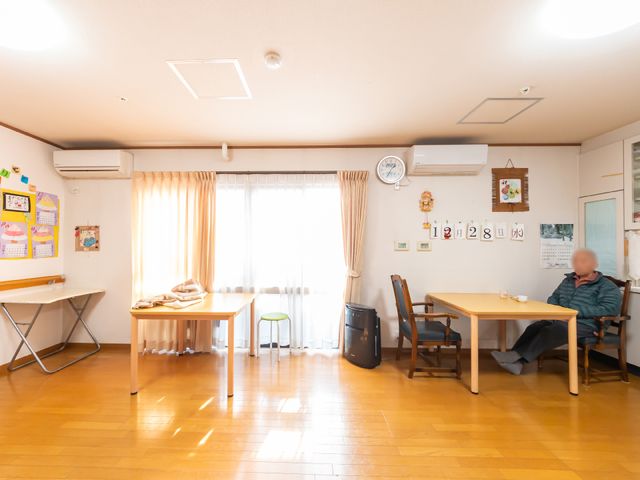 日差しが入る共有空間 共有スペース 日々の暮らしを豊かにする広々とした多目的室です。ゆったりとした椅子で過ごす静かなひと時をお過ごしいただけます。