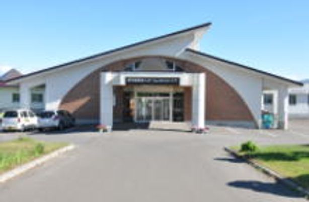 広い駐車場の建物外観