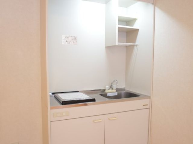 清潔感ある簡易キッチン 居室 コンパクトながら機能的なキッチンは快適な自炊を支えます。