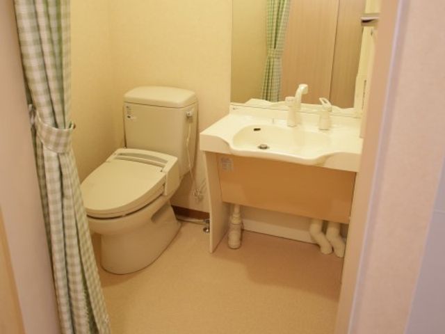 清潔感あふれるトイレ空間 トイレ ゆとりを感じる清潔なトイレ、手入れが行き届いています。