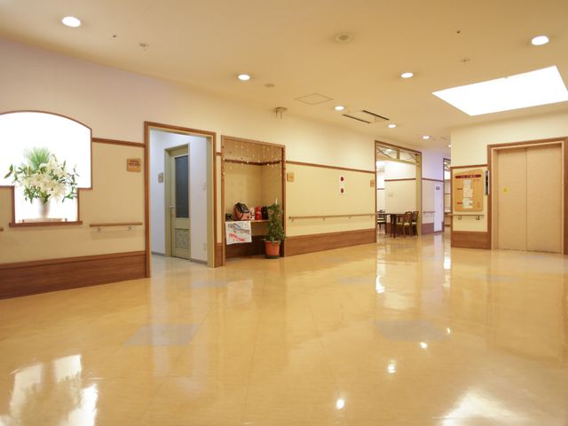 広々とした明るいロビー 1Fエレベーターホール 広くて清潔感のあふれる共有スペースです。居心地の良い空間で交流を深めることができます。