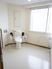 各階に設置されている共有洗面所は、車イストイレとして利用できます。十分な広さが確保されています。壁にはナースコールが設置されています。