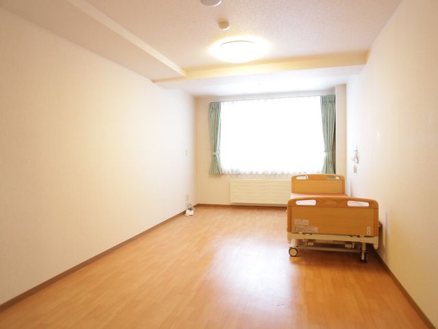 明るい居室の一角 居室 広々とした居室は、十分な日当たりと広い空間を備え、快適なプライベートタイムを過ごせるように設計されています。