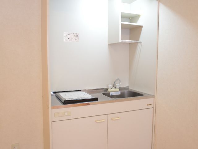 シンプルな居室のキッチン 本館居室のミニキッチン 清潔感のある個室用キッチンは、シンプルで使いやすい設計になっており、日々の生活がより快適になります。