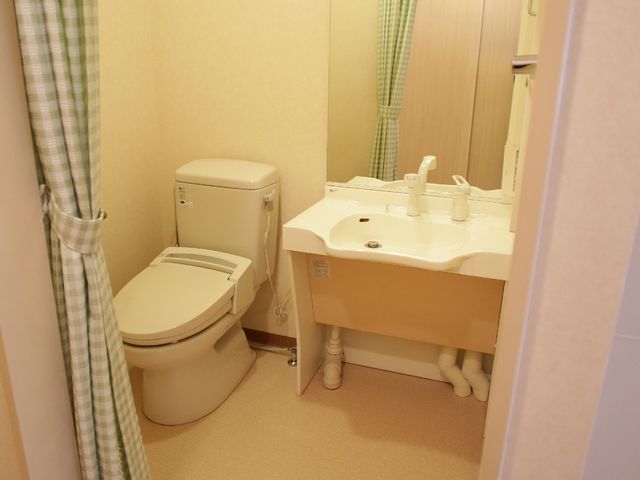 整った清潔なトイレ 居室洗面台・トイレ 使いやすい洗面台とトイレが整っており、個々のニーズに寄り添った設計が施されています。お手入れがしやすく、安全に配慮された空間です。