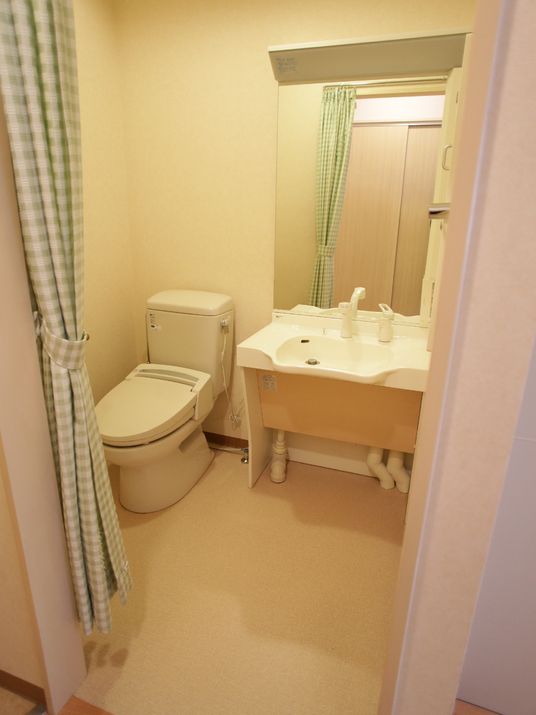 居室の全てに、大きな鏡と収納棚のある洗面台と、トイレがあります。カーテンがついていて、部屋と仕切ることができます。