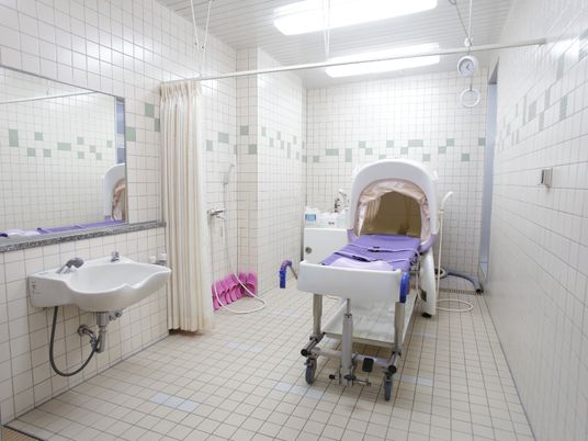 タイルの張られた清潔な浴室。施設ではお体の不自由な方でも気持ちよく生活できるよう、入浴介助やそれに伴う設備も用意されている。
