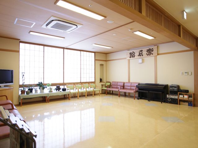 暖かみのある和室空間 本館1階多目的スペース ゆったりとした広々とした空間で、ピアノやソファが備えられており、リラックスや趣味の時間を充実させる場所です。