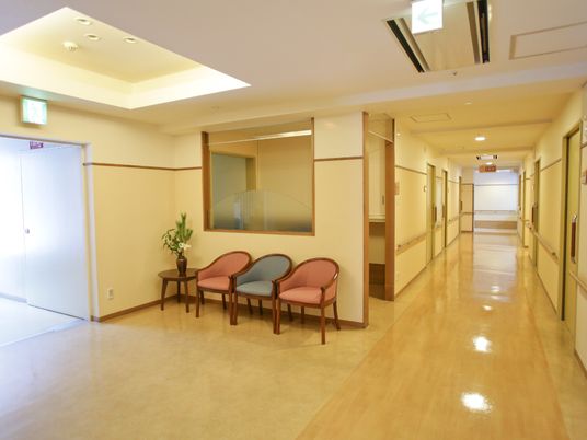広々とした廊下には、手摺りだけでなく椅子も用意され、移動の途中で休むこともできるように配慮されている。
