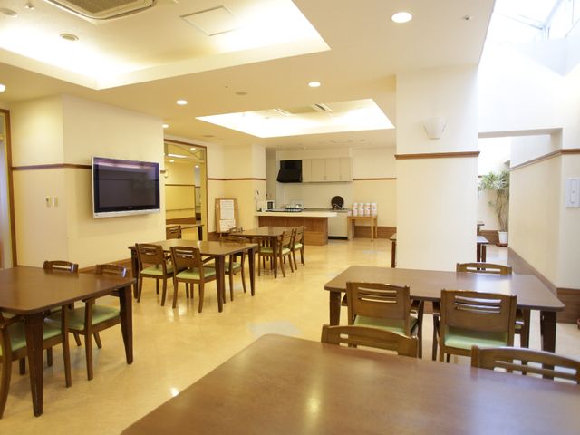 共有ダイニングルーム 本館食堂 温かみのある照明が印象的な共有ダイニングスペースです。くつろぎながら食事を楽しむ姿を想像してください。