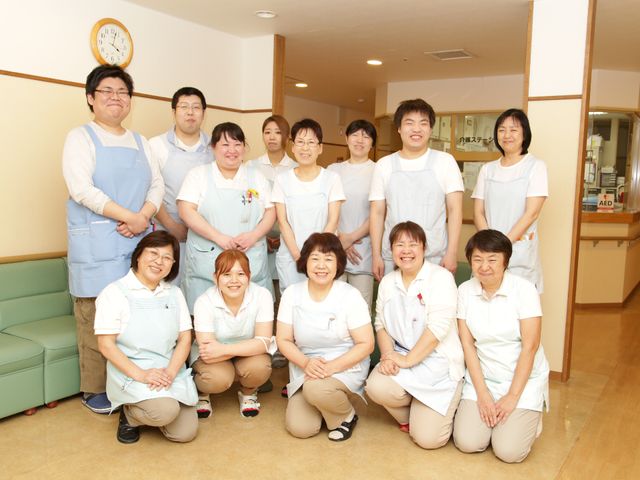 スタッフ集合写真 スタッフ 笑顔あふれるスタッフの皆さまが、あたたかな雰囲気を作っています。このチームの一員として一緒にお過ごししませんか。