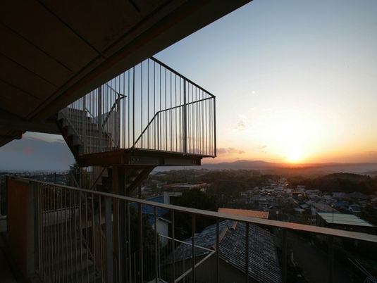 夕景の階段付きテラス  