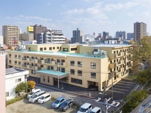 都市型の明るい外観 外観 都市の景色に溶け込むモダンな建物です。明るい色使いで温かみを感じさせ、アクセスしやすい立地条件を有しています。