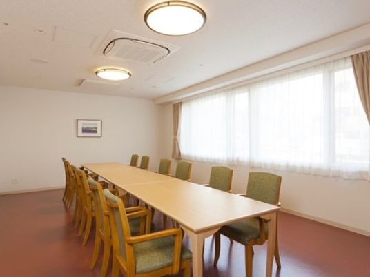 会議用テーブルと椅子の部屋
