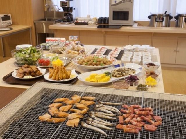 手作り料理の並ぶ食堂 ビュッフェ 新鮮な食材で彩られた手作り料理を提供する食堂です。心身ともに健康を支える、栄養満点のお食事をどうぞ。