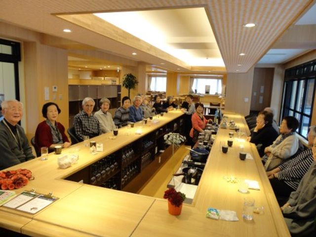 共有ダイニングの様子 イベント 笑顔で会話を楽しむ皆さんの姿が見える、温かみのあるダイニングです。ゆったりとした時間を過ごせる空間が広がっています。