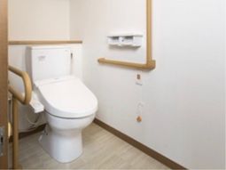 バリアフリーのトイレ空間
