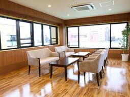 窓際の和やかなラウンジ