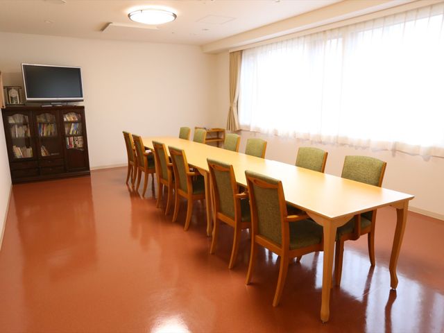 快適な多目的室 ファミリールーム ぬくもりのある家具が整えられた落ち着きのある多目的室です。共有の読書や映像鑑賞をお楽しみ頂ける空間が広がっています。