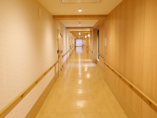 清潔感ある明るい廊下 廊下 すっきりとしたデザインの廊下は、清掃が行き届き清潔感があります。手すりが完備されており、歩行に不安がある方も安心してご利用いただけます。