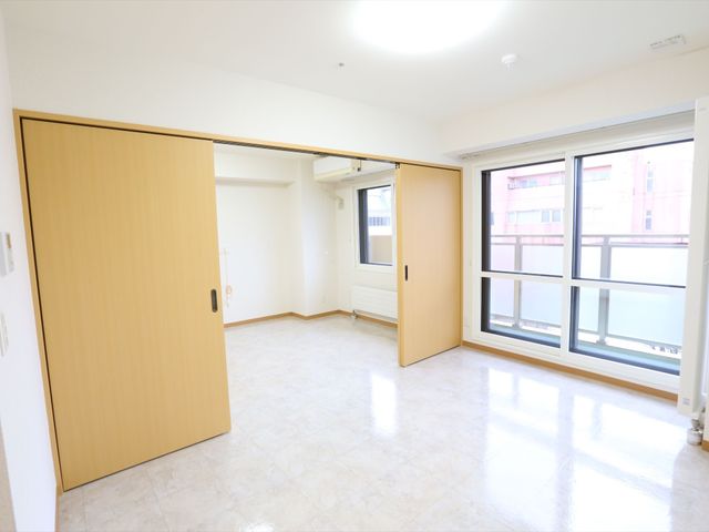 明るく広々とした居室 居室 ゆとりある空間の居室です。大きな窓から自然光が差し込み、開放感が感じられる設計となっております。