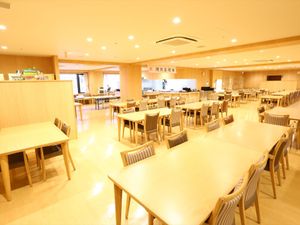 広々とした明るい食堂