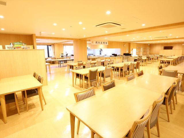 広々とした明るい食堂 食堂 広々とした食堂は柔らかな光で照らされ、ゆったりとした食事の時間を過ごせるように配慮されています。働く場としても、居心地の良さを感じられる空間です。