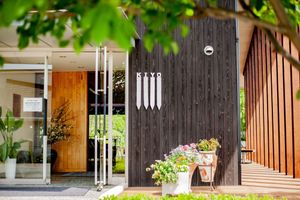 緑豊かな建物エントランス