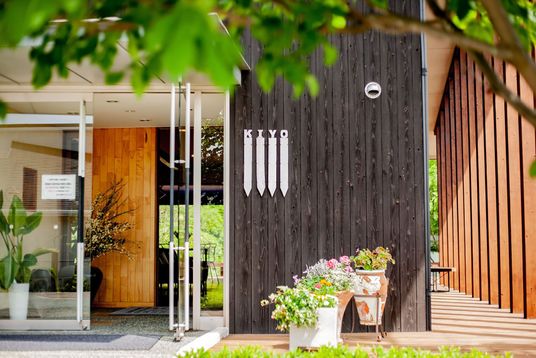 緑豊かな建物エントランス