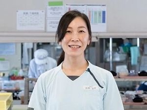 スタッフが立つ食堂  