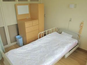 明るい居室のベッド  