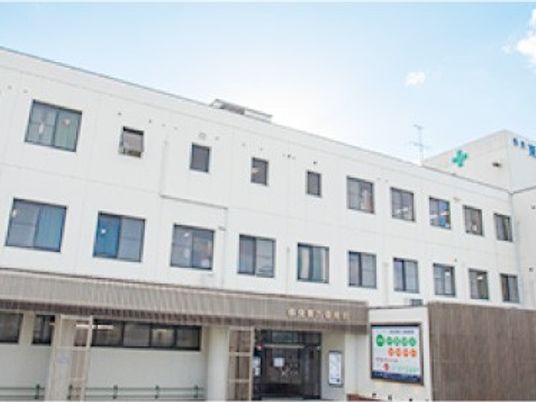白い建物の外観  