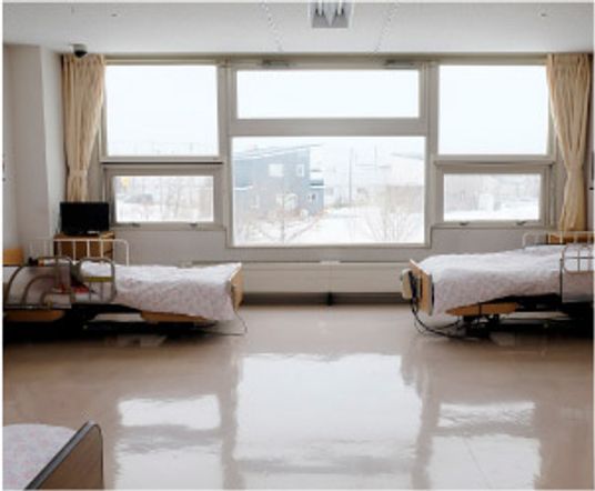 明るい居室の風景