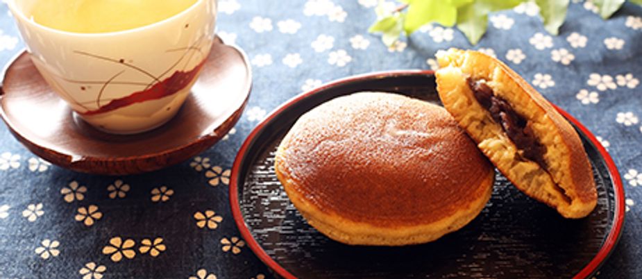 和菓子と茶器の卓上