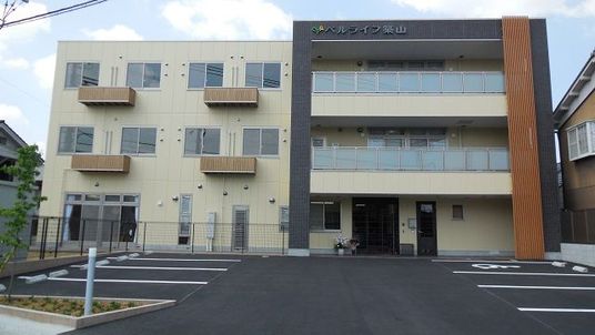 モダンな外観の建物