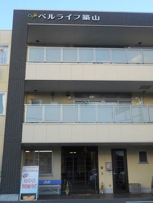 落ち着いた外観の建物