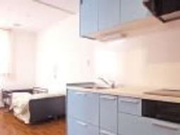 明るい簡潔なキッチン