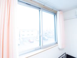 明るい室内と窓外景